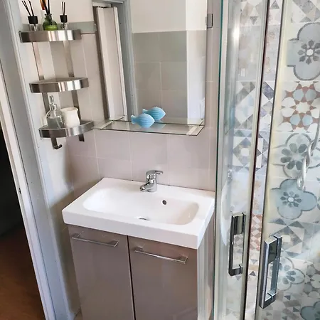 Apartment Alley 8 Scilla